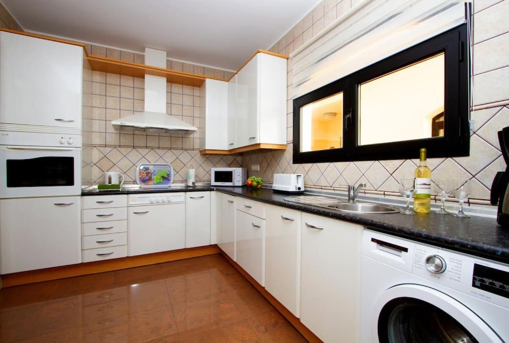Riviera Park 2B, Central 2 Bed Puerto del Carmen  Ngoại thất bức ảnh